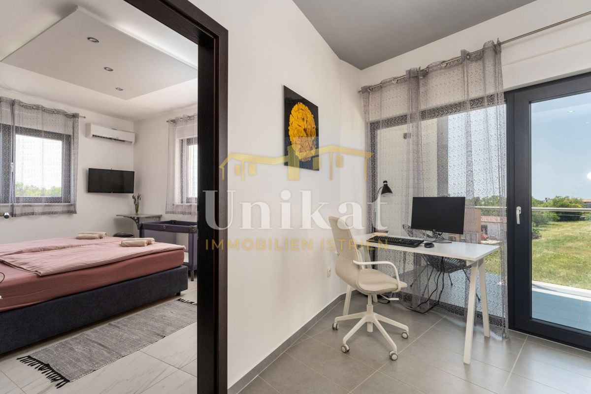 Moderna dvojna hiša s bazenom in pogledom na morje